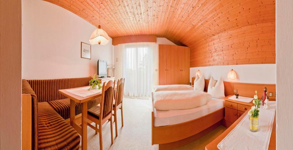 Haus Christl Bed & Breakfast Lana Room photo
